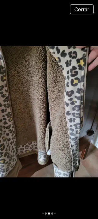 Chaqueta con estampado de leopardo y forro polar