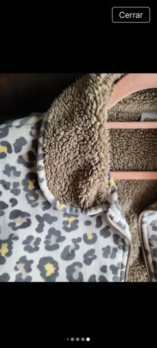 Chaqueta con estampado de leopardo y forro polar