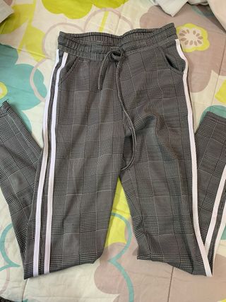 Pantalones de cuadros grises con raya blanca