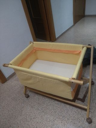 Minicuna con ruedas y estampado infantil