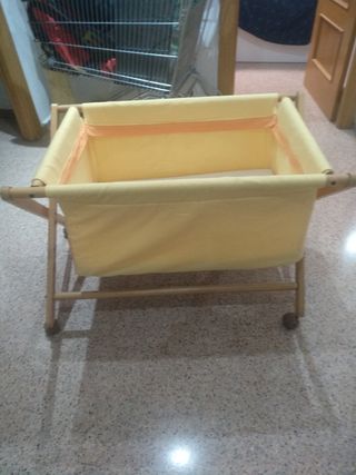 Minicuna con ruedas y estampado infantil
