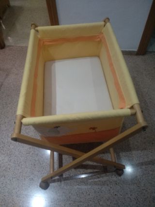 Minicuna con ruedas y estampado infantil