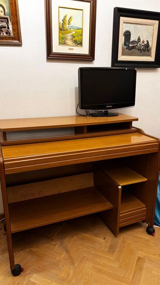 Escritorio de madera con ruedas