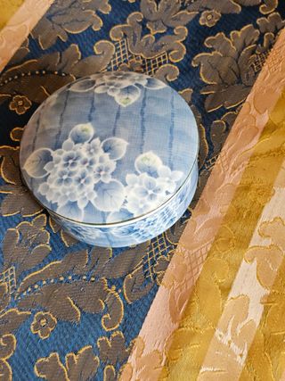 Joyero azul con flores