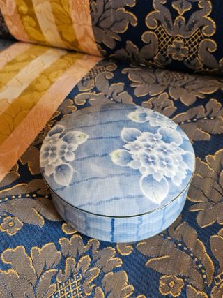 Joyero azul con flores