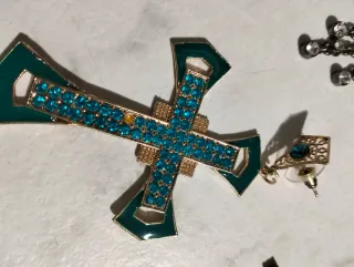 Orecchini pendenti croce e strass