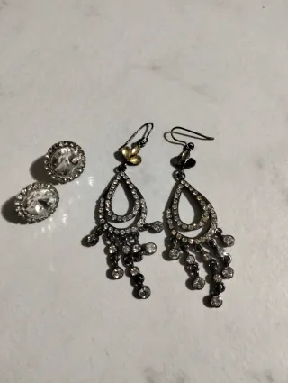 Orecchini pendenti croce e strass