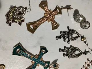 Orecchini pendenti croce e strass