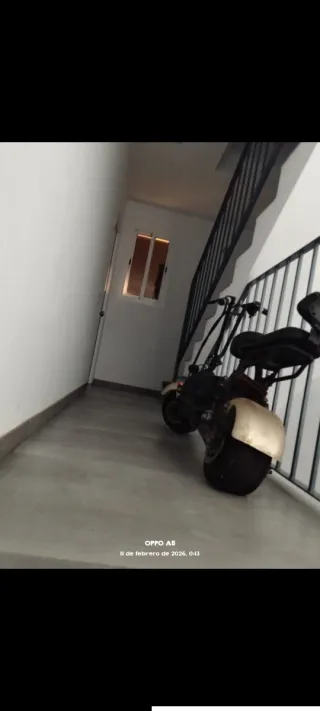 Moto Eléctrica Scooter Beige y Negra