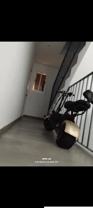 Moto Eléctrica Scooter Beige y Negra