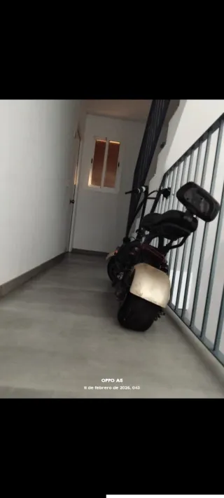 Moto Eléctrica Scooter Beige y Negra