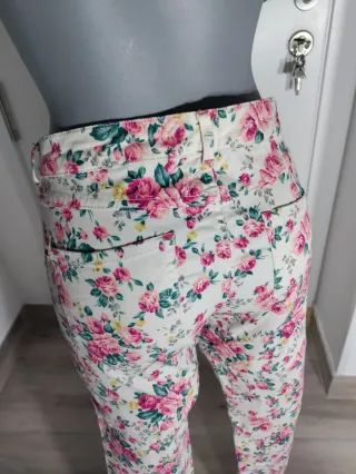 Pantalón pitillo floral Suiteblanco Talla 40