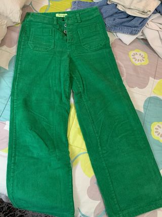 Pantalón verde de pana ancho