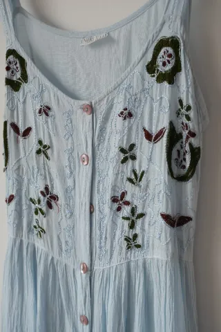 Vestido de verano azul con bordado