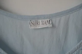 Vestido de verano azul con bordado