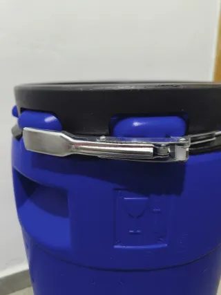 Bidón azul 60L con cierre manual