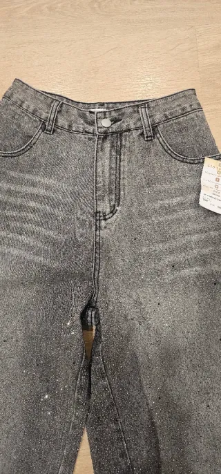 Vaqueros grises pedrería. Talla S. Sin estrenar