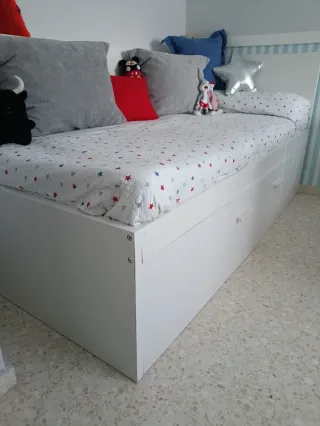 Cama infantil blanca con cajones