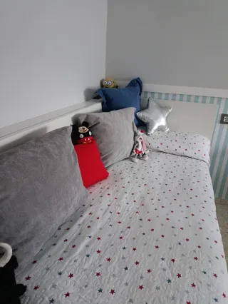 Cama infantil blanca con cajones