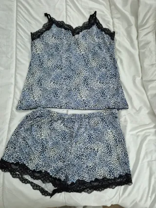 Pijama leopardo gris y negro
