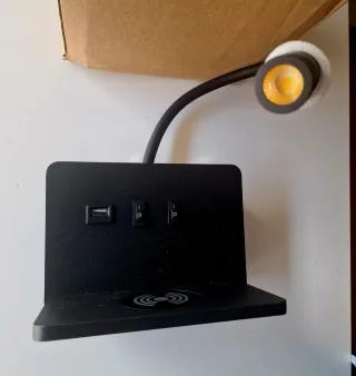 Aplique de pared LED negro. Carga inalámbrica. USB