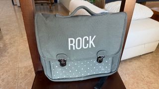 Mochila escolar gris con estrellas