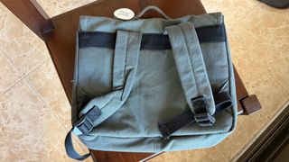 Mochila escolar gris con estrellas