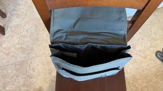 Mochila escolar gris con estrellas