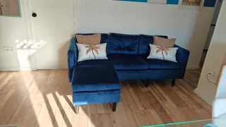 Sofá azul de terciopelo