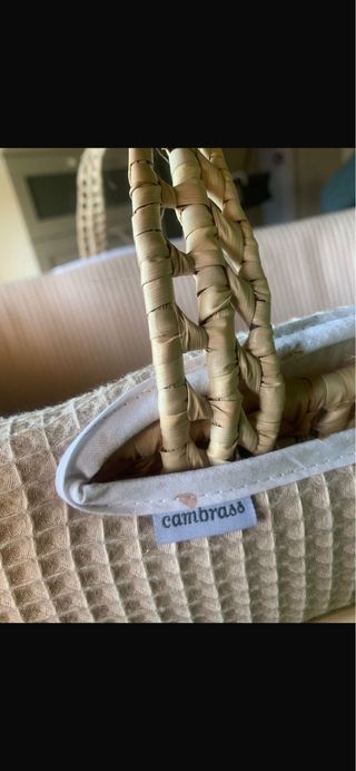 Moisés para bebé de madera y mimbre.