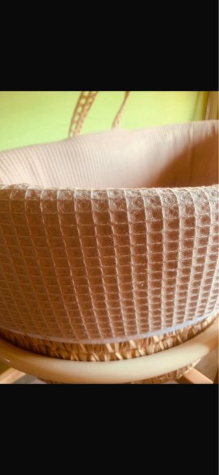 Moisés para bebé de madera y mimbre.