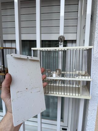 Jaula para jilgueros y pardillos beige y blanca