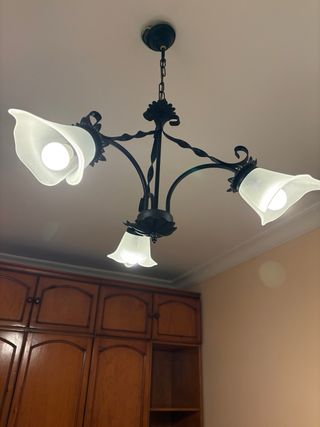 Lámpara de forja con 3 tulipas de cristal