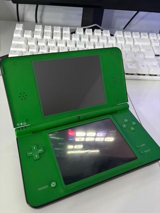 Nintendo DSi XL Verde