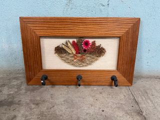 Perchero de madera con diseño floral