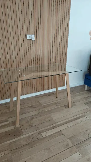 Mesa/escritorio de cristal y estructura de metal.