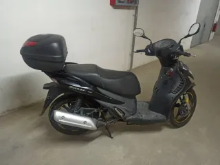 Suzuki Sixteen 125 Scooter Negra