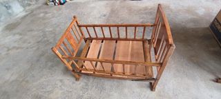 Cuna artesanal de madera antigua