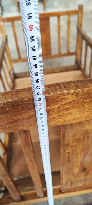 Cuna artesanal de madera antigua