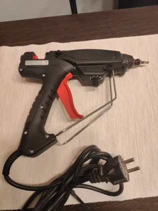 Pistola de cola termo fusible de uso profesional.