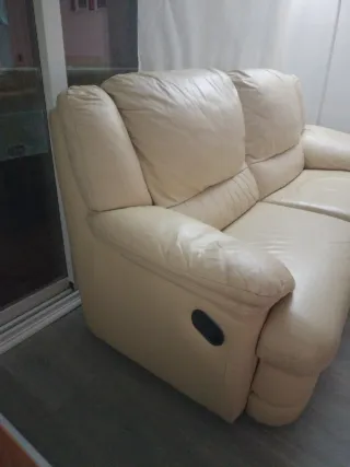 Sofá de piel beige