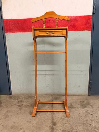 Perchero de pie de madera con cajón