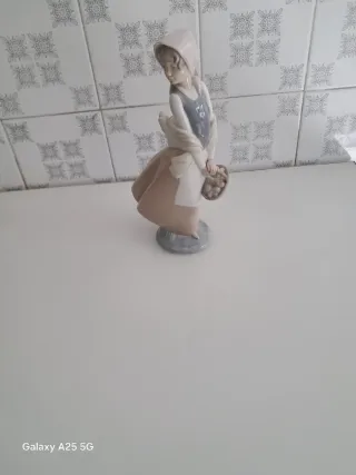 Figura porcelana niña con cesta