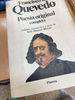 Libro de poemas de Quevedo.