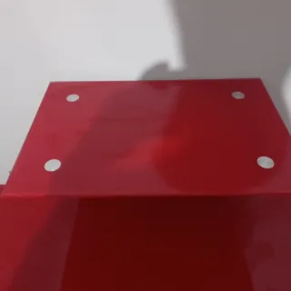 Mesa de estudio roja con bandeja