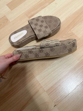 Chanclas tipo Gucci beige y marrón