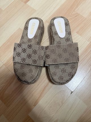 Chanclas tipo Gucci beige y marrón