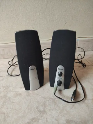 Altavoces Trust Negro y Plateado