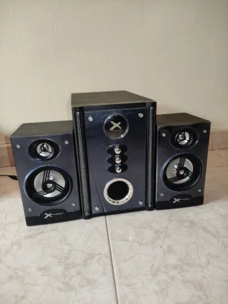 Altavoces Trust Negro y Plateado