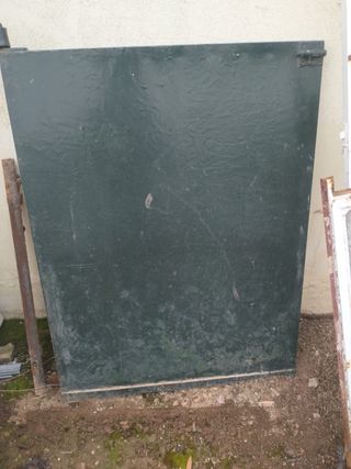 Puerta de zahúrdas verde